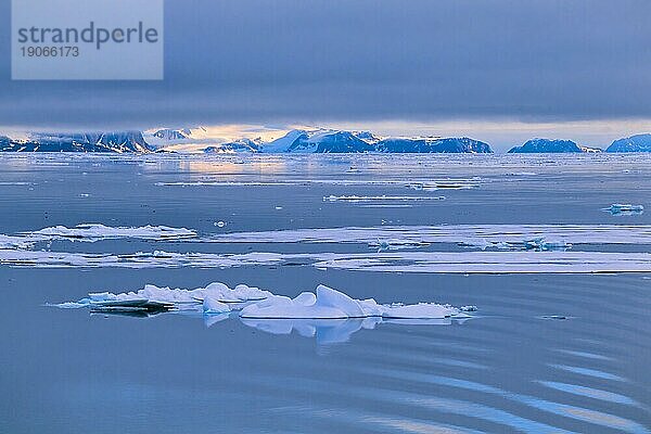 Treibeis auf dem Meer an der Küstenlinie von Svalbard  Svalbard  Norwegen  Europa