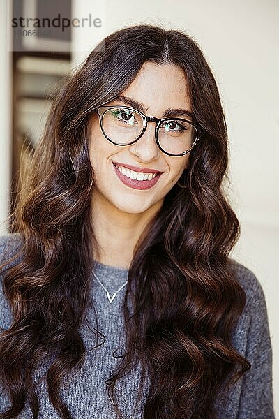 Lächelnde Frau mit Brille