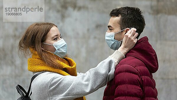Seitenansicht Freundin Befestigung Freund s medizinische Maske