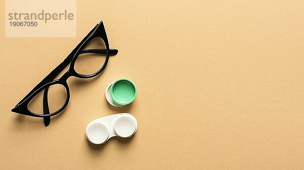 Draufsicht Kunststoffbrille mit Gläsern Etui