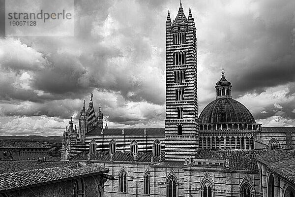 Dunkle Wolken über dem Dom von Siena mir seiner Schwarz-weiss gestreiften Marmorfassade  Schwarz-weiss Aufnahme  Siena  Toskana  Italien  Europa