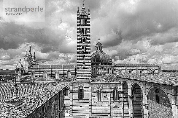 Dunkle Wolken über dem Dom von Siena mir seiner Schwarz-weiss gestreiften Marmorfassade  Schwarz-weiss Aufnahme  Siena  Toskana  Italien  Europa