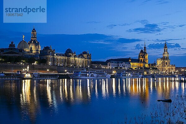 Silhouette der Dresdner Altstadt am Abend an der Elbe  mit der Brühlschen Terrasse  Kunstakademie  Frauenkirche  Sekundogenitur  Ständehaus  Hausmannsturm  Hofkirche und Semperoper hinter der Augustusbrücke.  Dresden  Sachsen  Deutschland  Europa