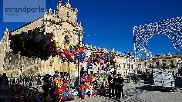 Superweitwinkel  Helium-Luftballons  Kinderballons  Gruppe von uniformierten Polizisten  Chiesa della Madonna del Carmine  Kirche  Scigli  Barock-Stadt  Barockwinkel  Südosten  Sizilien  Italien  Europa