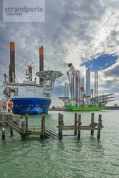 Die Installationsschiffe Apollo und Vole Au Vent machen am REBO Schwerlastterminal im Hafen von Ostende  Belgien  fest und laden Windturbinen für den Windpark SeaMade  Europa