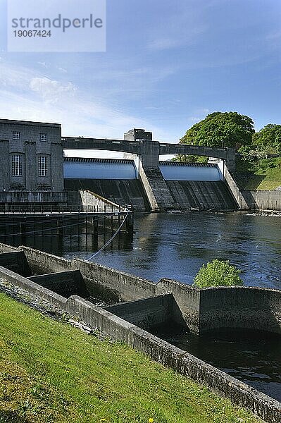 Die Fischtreppe von Pitlochry mit mehreren Zwischenbecken  die die Lachse für ihre Wanderung flussaufwärts nutzen  neben dem Kraftwerk von Pitlochry am Fluss Tummell  Schottland  UK