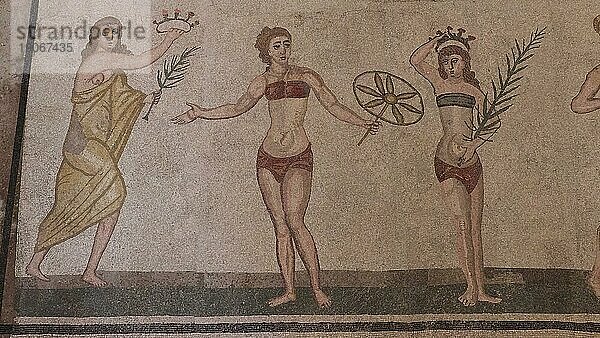 Bikinimädchen  drei Mädchen  Römische Mosaike  Villa Romana del Casale  UNESCO Weltkulturerbe  Piazza Armerina  Provinz Enna  Sizilien  Italien  Europa