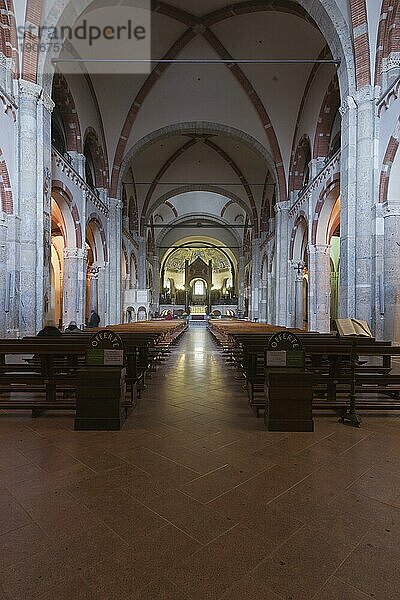 Innenraum der bedeutende frühchristlich romanische Basilika Sant? Ambrogio in Mailand. Interior of the important early Christian Romanesque basilica of Sant 'Ambrogio in Milan