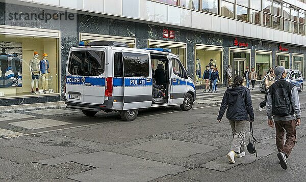 Einsatzfahrzeuge der Berliner Polizei und des Ordnungsamt  Alexanderplatz  Berlin  Deutschland  Europa