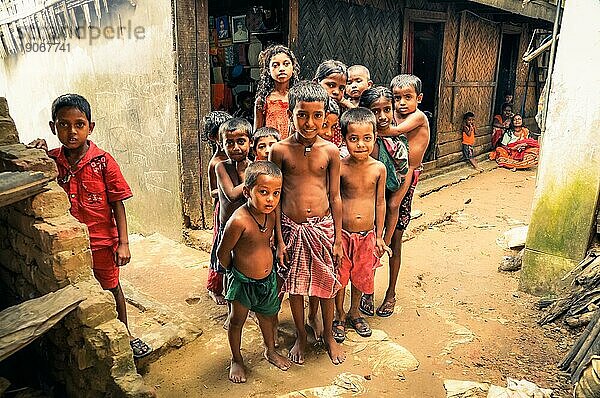 Rangamati  Bangladesch  ca. Juli 2012: Junge halbnackte Kinder posieren neugierig vor der Fotokamera auf der Straße in Rangamati  Bangladesch. Dokumentarischer Leitartikel  Asien