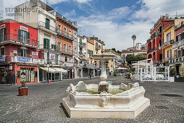 Corso della Repubblica mit Brunnen  Pozzuoli  Golf von Neapel  Kampanien  Süditalien  Italien  Europa