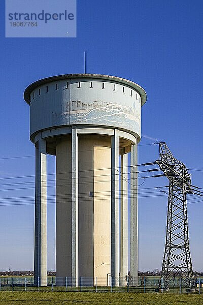 In den Jahren 1933 34 wurde der erste Wasserturm in Gröditz erbaut. Er hat einen Außendurchmesser von 8  75 m und eine Höhe bis zur Dachtraufe von 38  90 m