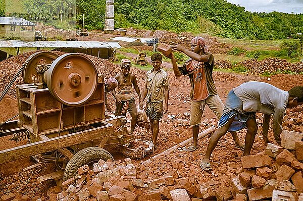 Banderban  Bangladesch  ca. Juli 2012: Foto von einheimischen Männern  die auf einem traditionellen Ziegelfeld in Banderban  arbeiten  wo sie 5.000 Ziegel pro Tag herstellen können. Dokumentarischer Leitartikel  Asien