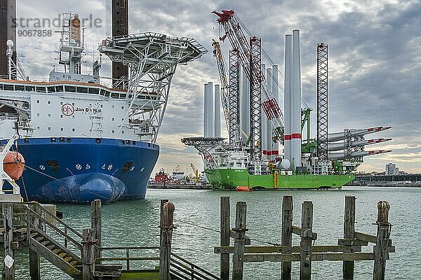 Die Installationsschiffe Apollo und Vole Au Vent machen am REBO Schwerlastterminal im Hafen von Ostende  Belgien  fest und laden Windturbinen für den Windpark SeaMade  Europa