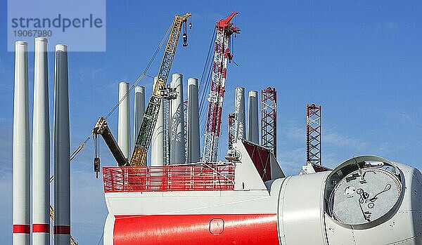 Windturbinengondel mit Rotornaben und Turmteilen für den Offshore Windpark SeaMade im REBO Schwerlastterminal im Hafen von Ostende  Flandern  Belgien  Europa