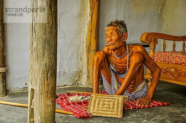 Srimongal  Bangladesch  etwa im Juli 2012: Foto eines alten  dünnen Mannes  der auf einer karierten Decke auf dem Boden in Srimongal  sitzt. Dokumentarischer Leitartikel  Asien
