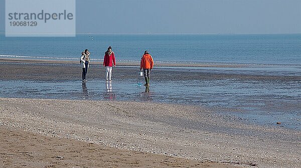 Strandspaziergänger im Winter am Lido di Venezia  Venedig  Venetien  Norditalien  Italien  Europa