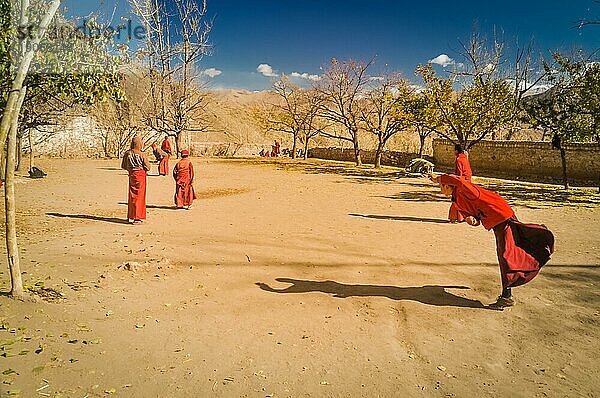 Hemis  Ladakh  etwa im November 2011: Foto von Mönchen beim Kricketspiel im tibetisch buddhistischen Kloster in Hemis  Ladakh. Dokumentarischer Leitartikel