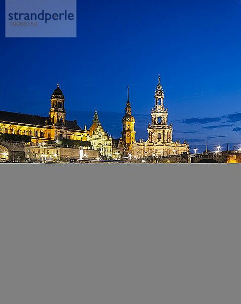 Silhouette der Dresdner Altstadt am Abend an der Elbe  mit der Brühlschen Terrasse  Sekundogenitur  Ständehaus  Hausmannsturm  Hofkirche und Augustusbrücke.  Dresden  Sachsen  Deutschland  Europa