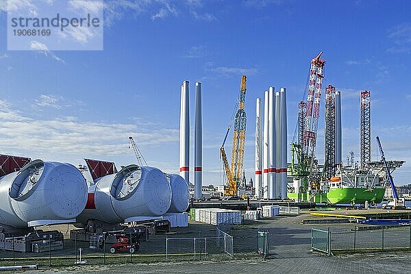 Das Installationsschiff Apollo macht am REBO Schwerlastterminal im Hafen von Ostende  Belgien  fest und lädt 2 Sätze Windturbinen für den Offshore Windpark SeaMade  Europa