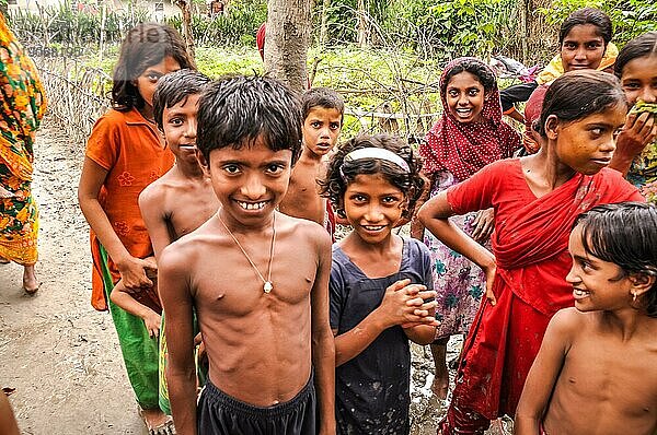 Paigacha  Bangladesch  etwa im Juli 2012: Junge halbnackte Jungen und Mädchen in farbenfrohen Kleidern lächeln fröhlich in die Fotokamera in Paigacha  Bangladesch. Dokumentarischer Leitartikel  Asien