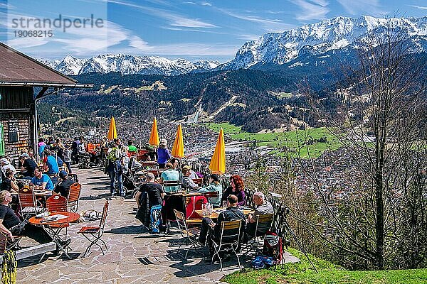 Sonnenterrasse der Martinshütte mit Aussicht auf das Tal  den Ort  Wettersteingebirge und Karwendelgebirge  Garmisch-Partenkirchen  Loisachtal  Werdenfelser Land  Bayerische Alpen  Oberbayern  Bayern  Deutschland  Europa