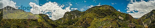 Panoramablick auf das Grün der Berge im Dani Kreis in der Nähe von Wamena  Papua  Indonesien. In dieser Region trifft man nur Menschen aus isolierten lokalen Stämmen