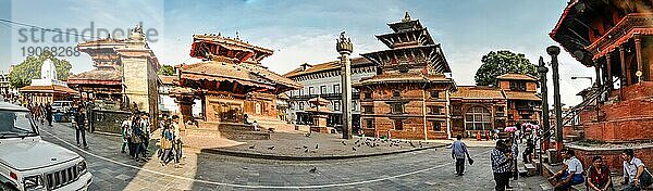Kathmandu  Nepal  ca. Juni 2012: Foto von alten Gebäuden und Menschen am Durbar Square in Kathmandu  Nepal. Der Durbar Platz gehört zum UNESCO Weltkulturerbe. Dokumentarischer Leitartikel  Asien