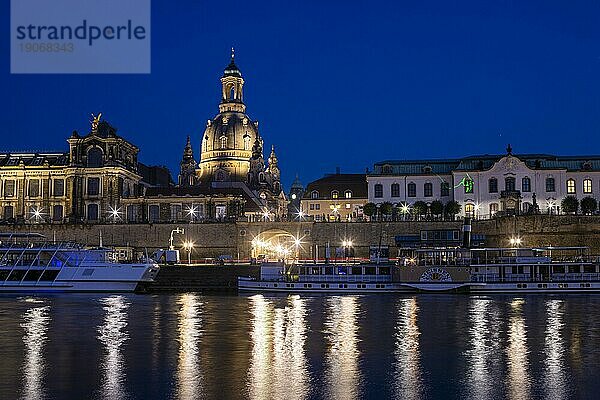 Silhouette der Dresdner Altstadt am Abend an der Elbe  mit der Brühlschen Terrasse  Sekundogenitur  Kunstakademie  Münzgasse und Elbdampfern..  Dresden  Sachsen  Deutschland  Europa