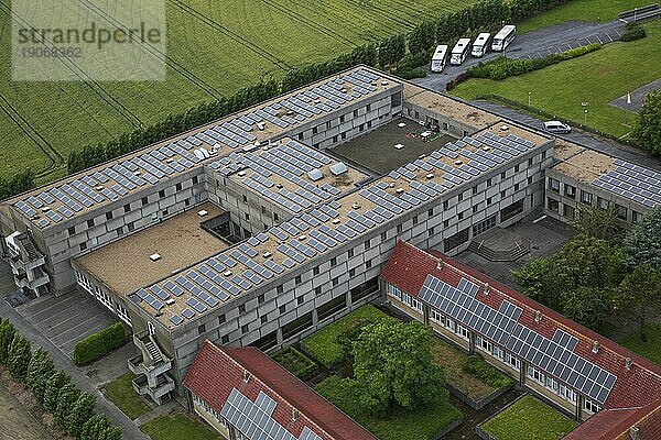 Photovoltaische Solarzellen auf dem Dach eines Bürogebäudes