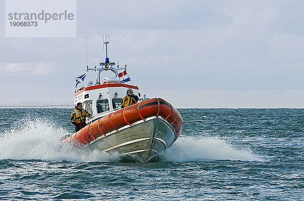 Rettungsboot bei einer Seeübung der niederländischen Küstenwache auf Texel  Niederlande  Europa