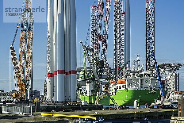 Das Installationsschiff Apollo macht am REBO Schwerlastterminal im Hafen von Ostende  Belgien  fest und lädt 2 Sätze Windturbinen für den Offshore Windpark SeaMade  Europa