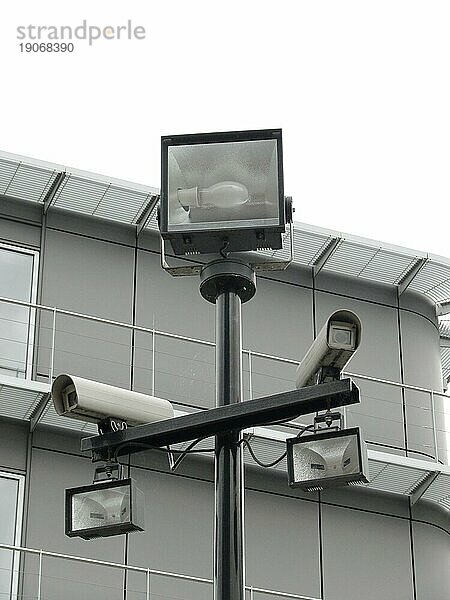 Überwachungskamera  mit Scheinwerfer  in den Farben grau  weiss und schwarz