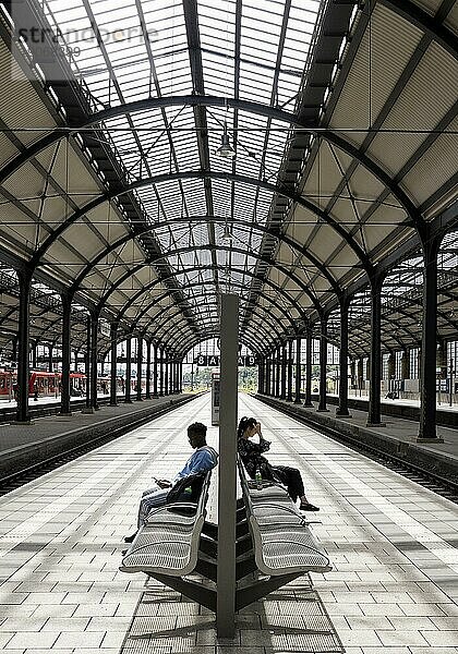 Wiesbadener Hauptbahnhof  Bahnsteighalle mit wenigen Menschen  Wiesbaden  Hessen  Deutschland  Europa