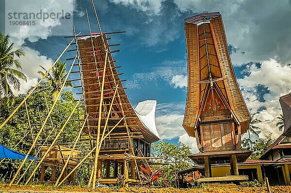 Foto des Aufbaus eines hölzernen tongkonan  eines traditionellen Ahnenhauses mit bootsförmigem Dach in Lemo  Toraja Region in Sulawesi  Indonesien  Asien