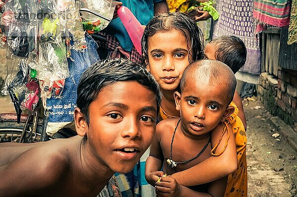 Khulna  Bangladesch  etwa im Juli 2012: Junge Kinder mit braunen Haaren und braunen Augen schauen neugierig in die Kamera in einem Slum in Khula  Bangladesch. Dokumentarischer Leitartikel  Asien