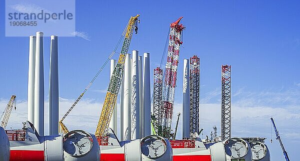 Windturbinengondeln mit Rotornaben und Turmsegmenten für den Offshore Windpark SeaMade im REBO Schwerlastterminal im Hafen von Ostende  Flandern  Belgien  Europa