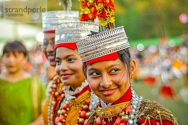 Shillong  Meghalaya  ca. April 2012: Lächelnde Mädchen in traditionellen Kostümen mit großen Perlen und Kronen auf ihren Köpfen beim Shad Suk Mynsiem Festival in Shillong  Meghalaya. Dokumentarischer Leitartikel