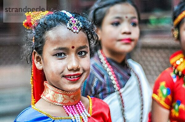 Kathmandu  Nepal  ca. Mai 2012: Foto eines jungen Mädchens in traditioneller rot blaür Tracht und Halskette mit rotem Punkt auf der Stirn in Kathmandu  Nepal. Dokumentarischer Leitartikel  Asien