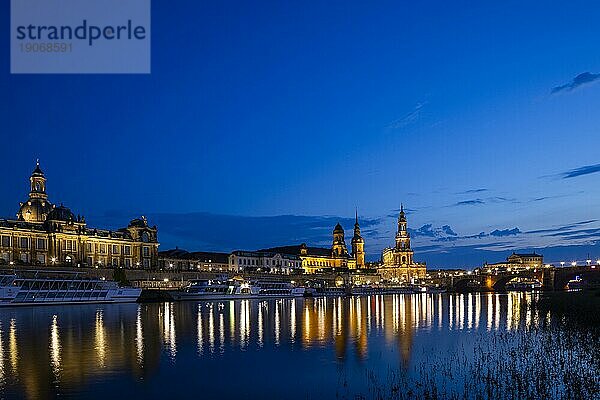 Silhouette der Dresdner Altstadt am Abend an der Elbe  mit der Brühlschen Terrasse  Kunstakademie  Frauenkirche  Sekundogenitur  Ständehaus  Hausmannsturm  Hofkirche und Semperoper hinter der Augustusbrücke.  Dresden  Sachsen  Deutschland  Europa