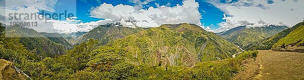 Panoramablick auf die Berge im Dani Kreis in der Nähe von Wamena  Papua  Indonesien. In dieser Region trifft man nur Menschen aus isolierten lokalen Stämmen