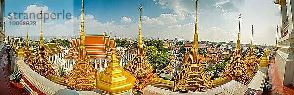 Panoramablick auf die thailändische Hauptstadt Bangkok mit ihren traditionellen goldenen Dächern