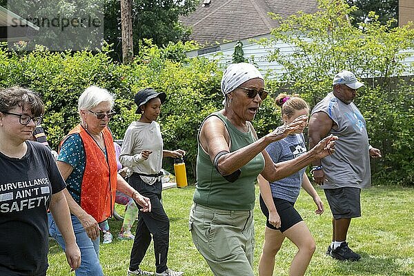 Detroit  Michigan  Bea Davis (grünes Oberteil) unterrichtet den Hustle  während die Bewohner von Morningside während ihres Picknickfestes  dem Summer Sizzler  tanzen. Die Veranstaltung war Teil des jährlichen Detroit Neighborhoods Day  der mehr als 100 Picknicks  Freiwilligenprojekte  Kunst und Musikfestivals und vieles mehr umfasste