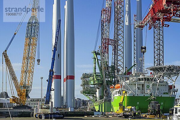 Das Installationsschiff Apollo macht am REBO Schwerlastterminal im Hafen von Ostende  Belgien  fest und lädt 2 Sätze Windturbinen für den Offshore Windpark SeaMade  Europa