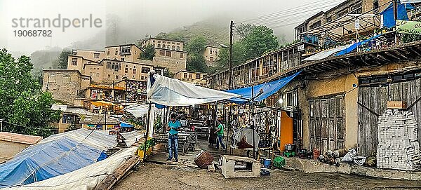 Masuleh  Iran  ca. Juni 2011: Foto des traditionellen Marktplatzes in Masuleh  Iran. Masuleh ist eine Stadt im Iran  die vom Tal bis zum Berg von Wald umgeben ist. Dokumentarischer Leitartikel