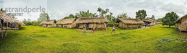 Panoramafoto von Dorfhäusern und kleinen einheimischen Kindern in Dekai  Papua  Indonesien. In dieser Region kann man nur Menschen aus isolierten lokalen Stämmen treffen