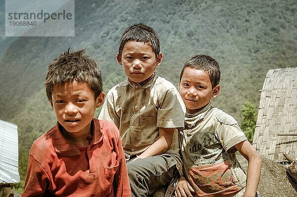 Kanchenjunga Trek  Nepal  etwa im Mai 2012: Drei junge Burschen stehen nebeneinander in Kanchenjunga Trek  Nepal. Dokumentarischer Leitartikel  Asien