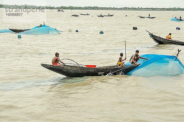 Sunderban  Bangladesch  etwa im Juli 2012: Junge Burschen sitzen in einem Holzboot auf dem Fluss und fischen in Sunderban  Bangladesch. Dokumentarischer Leitartikel  Asien