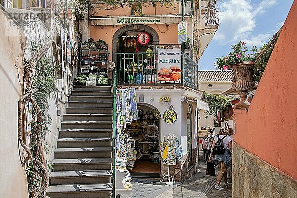 Gasse mit Geschäften im Zentrum  Positano  Amalfiküste  Halbinsel von Sorrent  Provinz Salerno  Kampanien  Süditalien  Italien  Europa