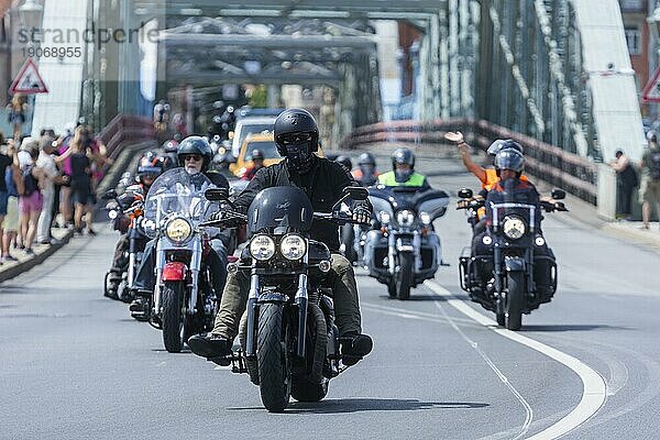 Harley Days Dresden  große Ausfahrt durch die Stadt  hier an der Elbbrücke Blaue Wunder